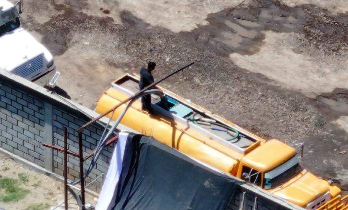Denuncian saqueo de agua en Teotihuacán; operan pipas las 24 horas