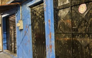 Denuncian vecinos de Neza agresiones de 'Lady Popó' en la vía pública
