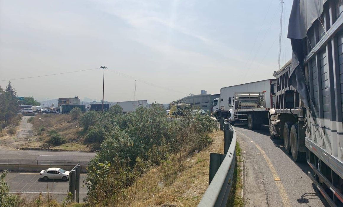 Derrame de gasolina y manifestaciones colapsan la Toluca–Naucalpan