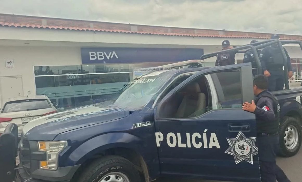 Despojan a hombre de 300 mil pesos en sucursal bancaria de Toluca