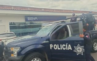 Despojan a hombre de 300 mil pesos en sucursal bancaria de Toluca