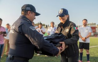 Dignifica Tianguistenco a su policía con entrega de nuevos uniformes