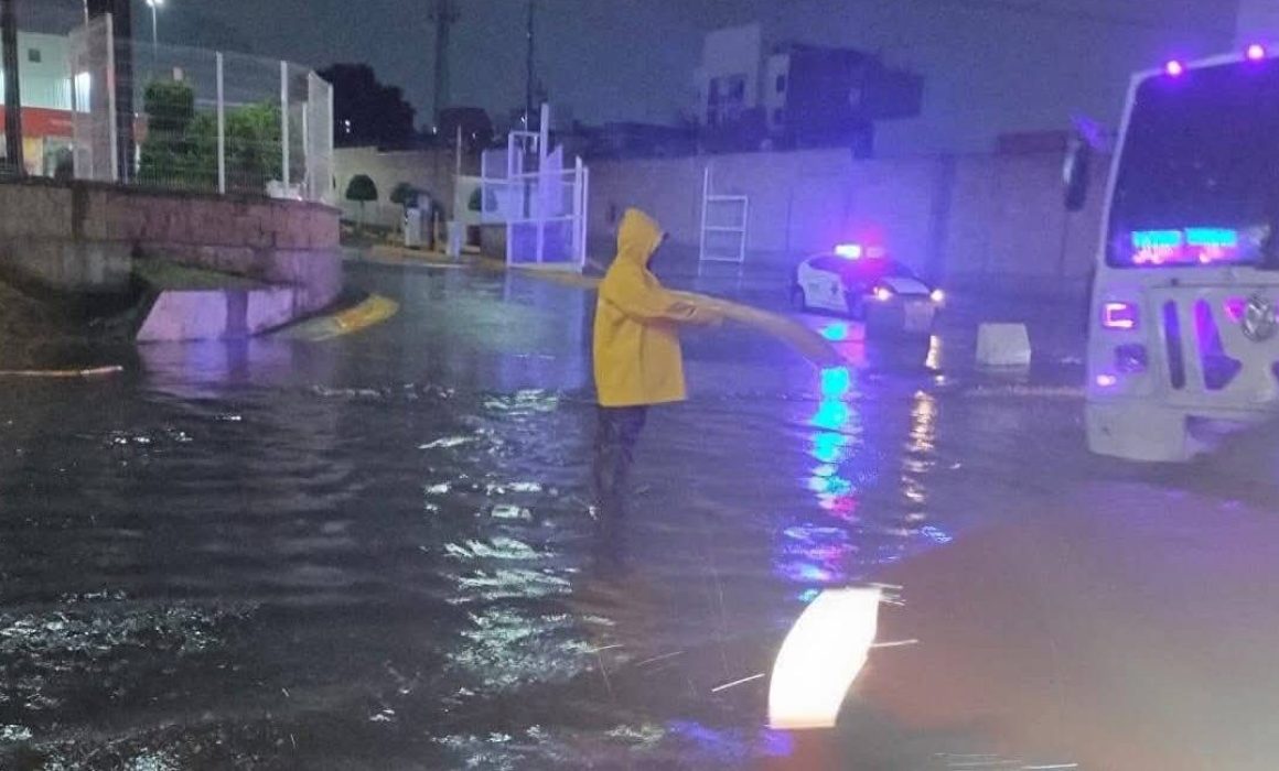 Disminuye el nivel de agua, pero tráfico colapsa retorno desde CDMX