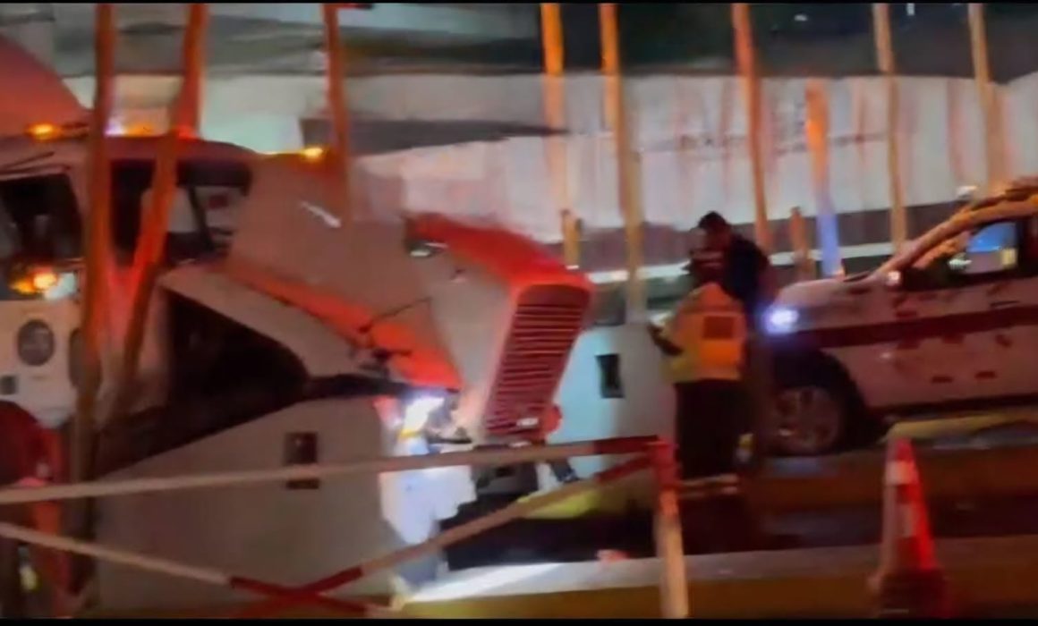 Embiste tráiler a camioneta en caseta de San Marcos de la México Puebla