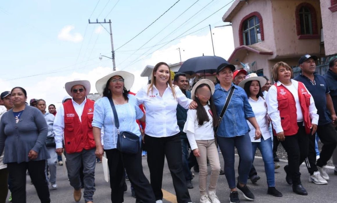 Entrega Ana Muñiz pavimentación de la calle Carlos Hank González