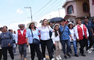 Entrega Ana Muñiz pavimentación de la calle Carlos Hank González
