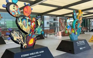 Exhibe el AIFA identidad mexicana con esculturas de nopal