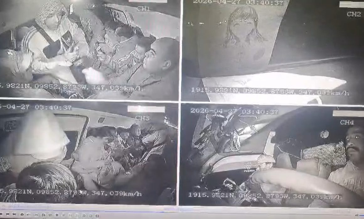 Exhiben en video asalto violento en combi de Chalco