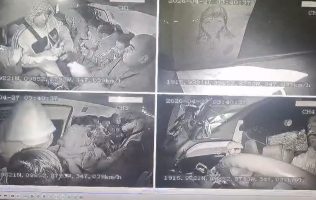 Exhiben en video asalto violento en combi de Chalco