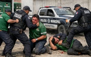Extorsionan y golpean policías de Huehuetoca a repartidores de Heineken