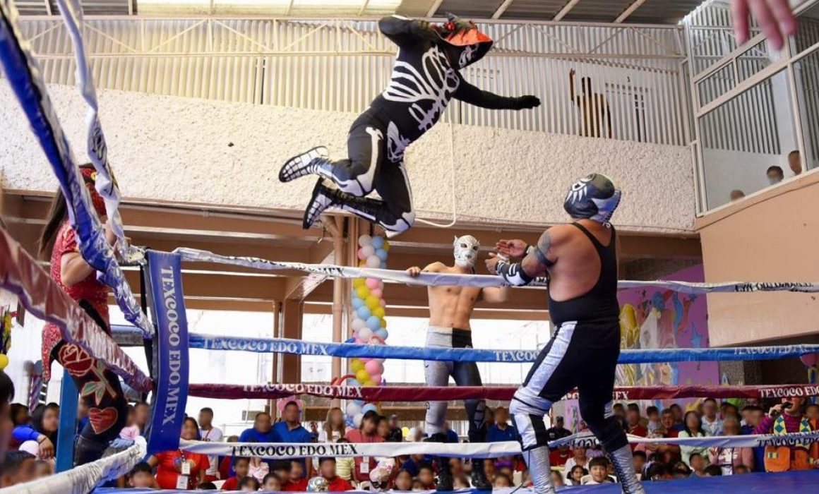 Festejan con lucha libre a hijos de internos en penal estatal de Texcoco