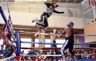 Festejan con lucha libre a hijos de internos en penal estatal de Texcoco