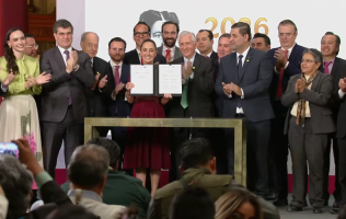 Firma Sheinbaum acuerdo para impulsar la industria siderúrgica