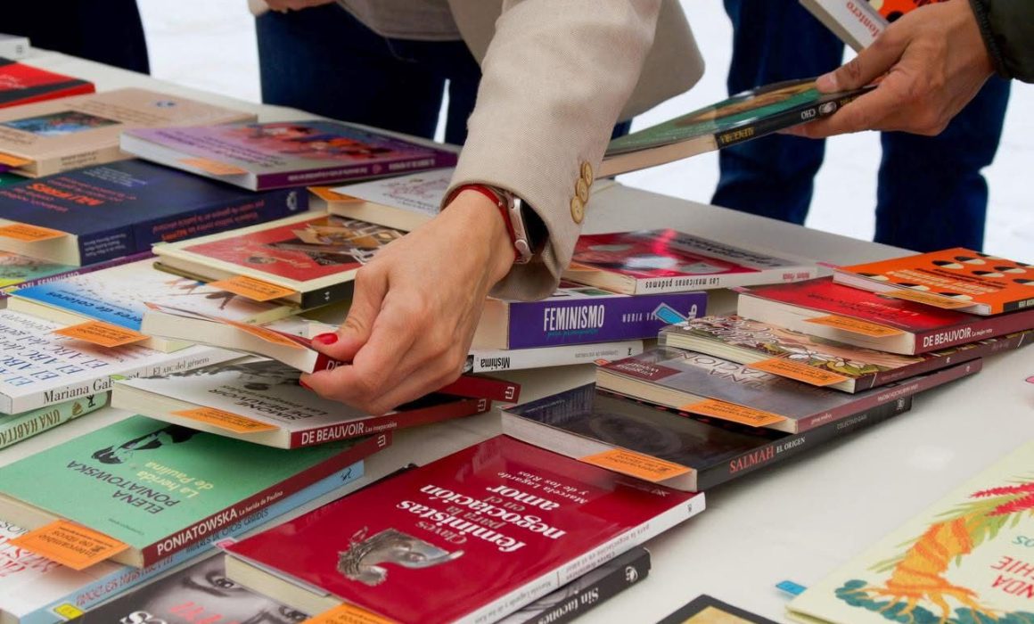 Fomenta IEEM cultura de género con trueque de libros en sus oficinas