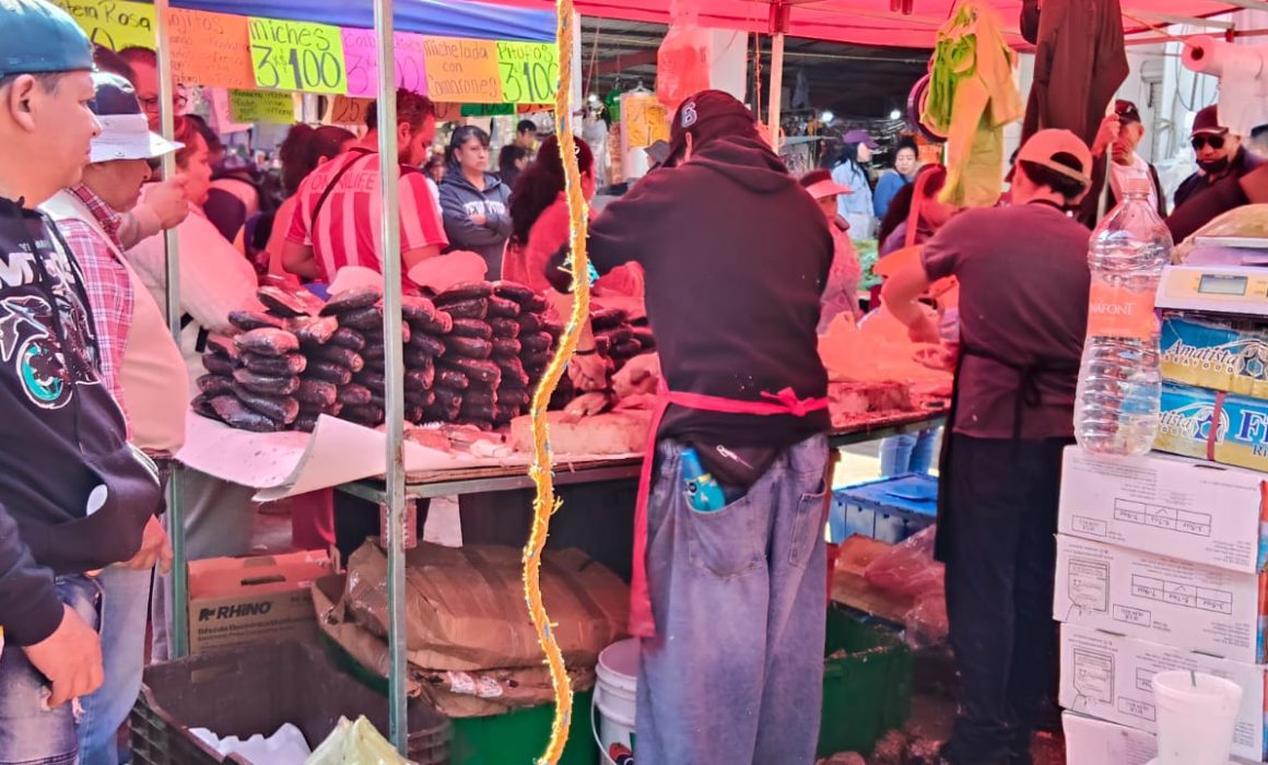 Hacen largas filas en Huehuetoca para comprar mariscos por Semana Santa
