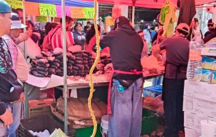 Hacen largas filas en Huehuetoca para comprar mariscos por Semana Santa