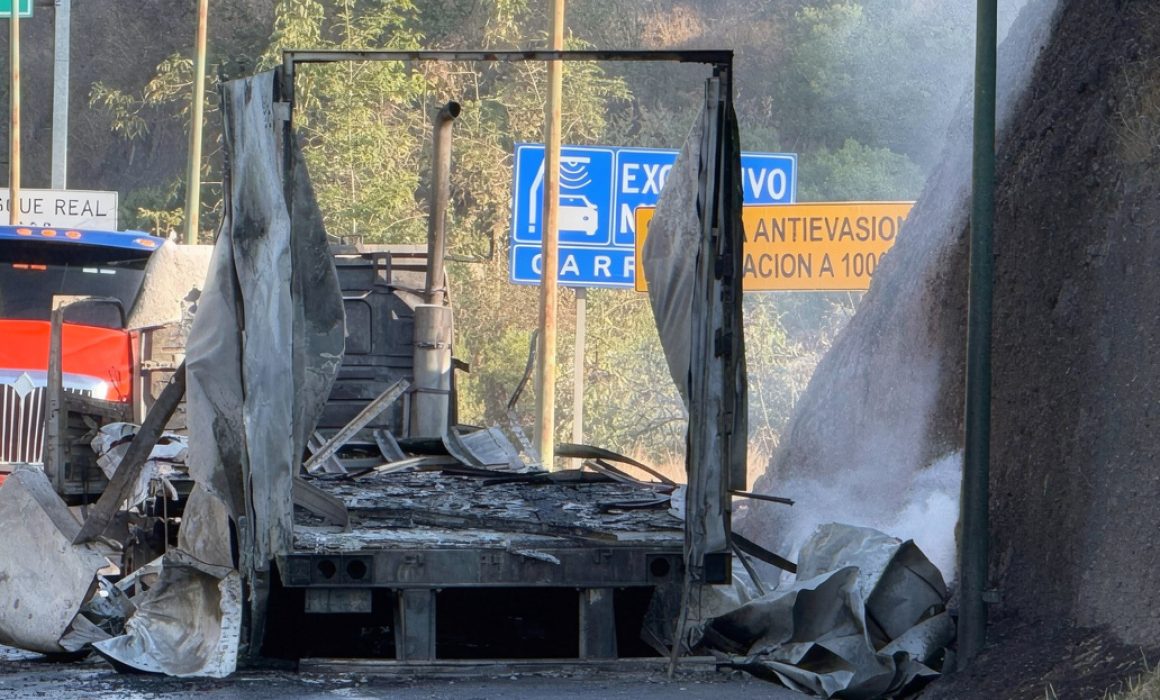 Hay incendio de tráiler en Chamapa–Lechería; cercan paso a Naucalpan
