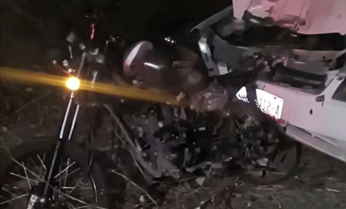 Impacta auto a familia en moto en Chalco; mueren 3 y hay 1 grave
