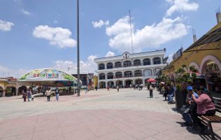 Intenta tirar puerta de negocio frente a policías de Huehuetoca