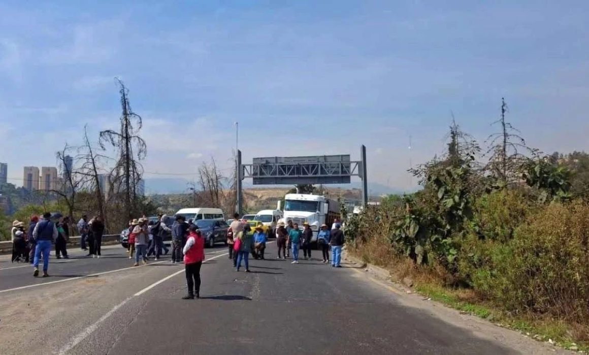Liberan la Toluca-Naucalpan tras acuerdo por limpieza de manantial