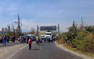 Liberan la Toluca-Naucalpan tras acuerdo por limpieza de manantial
