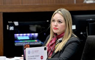 Lidera Jennifer González foro educativo y anuncia apoyos a la ciencia