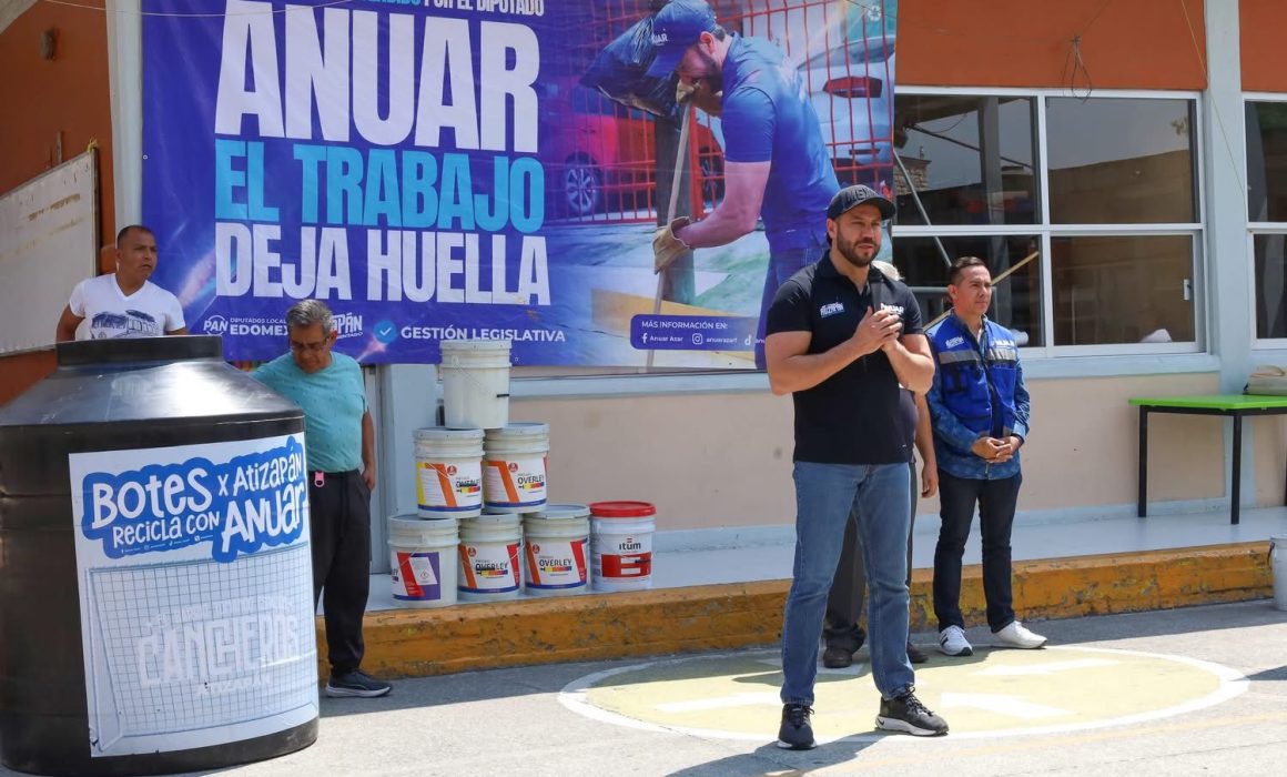Lleva Anuar Azar apoyos a escuelas de Atizapán y mejora espacios