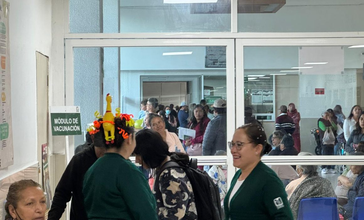 Llevan médicos de Hospital IMSS 220 en Toluca alegría a niños en su día