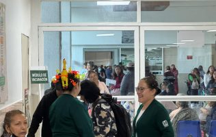Llevan médicos de Hospital IMSS 220 en Toluca alegría a niños en su día