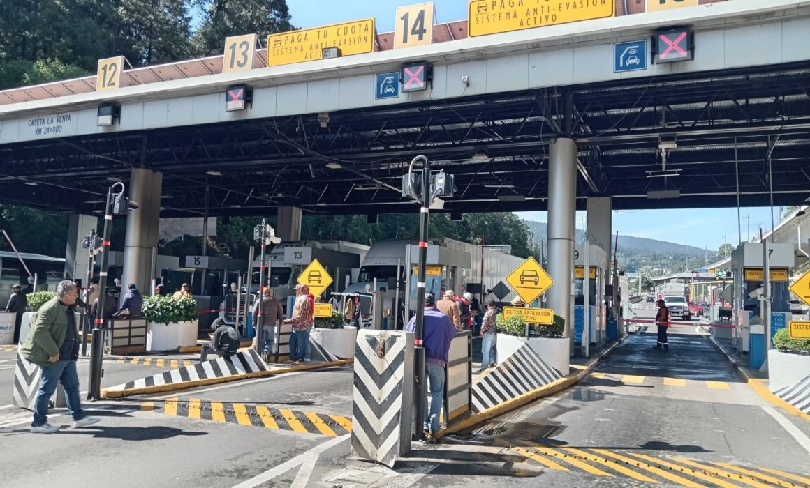 Manifestantes dan paso libre a autos en caseta de la México-Toluca