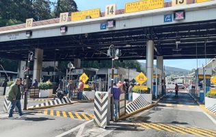 Manifestantes dan paso libre a autos en caseta de la México-Toluca
