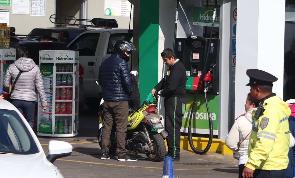México mantiene tope a gasolina en 24 pesos y pactan rebaja en el diésel