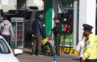 México mantiene tope a gasolina en 24 pesos y pactan rebaja en el diésel