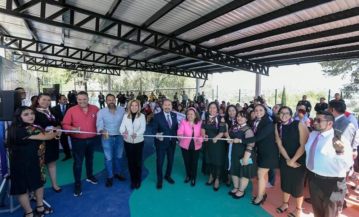 Moderniza Atizapán educación con techado y aula digital equipada