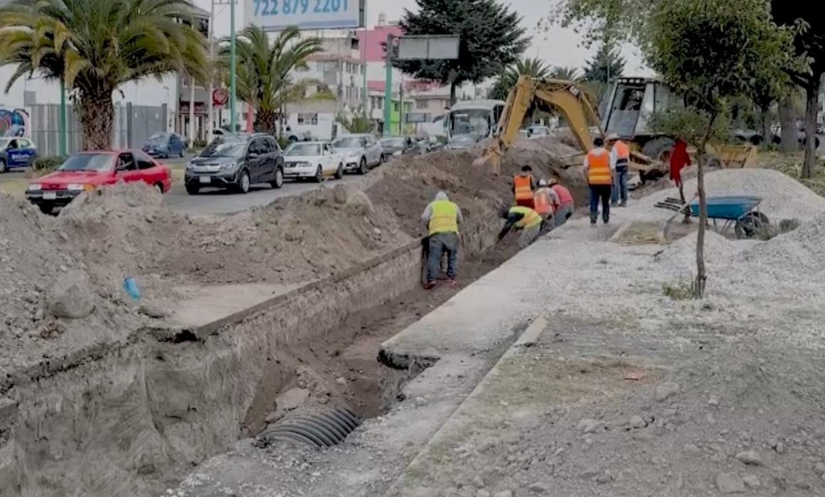 Modernizan en Toluca drenaje pluvial en avenida Vicente Guerrero