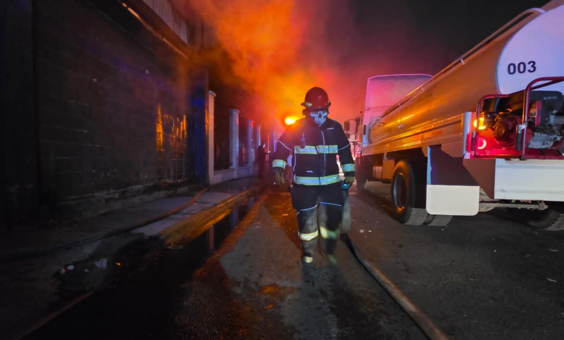Moviliza a más de 300 elementos incendio en fábrica en Ecatepec