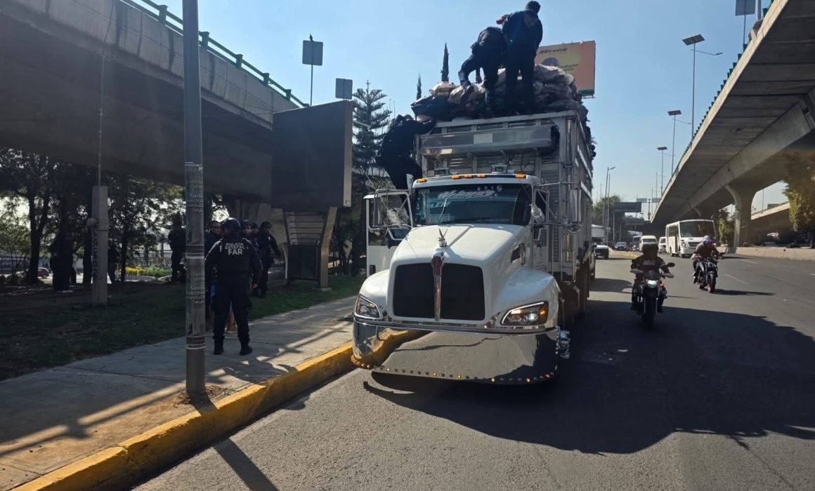 Mueren 2 recolectores de basura de Naucalpan al golpearse en bajopuente