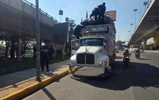 Mueren 2 recolectores de basura de Naucalpan al golpearse en bajopuente