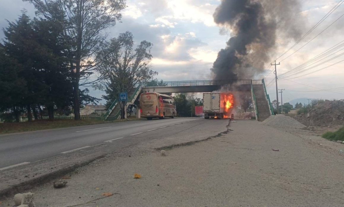 Paraliza incendio de tráiler la autopista Toluca-Atlacomulco