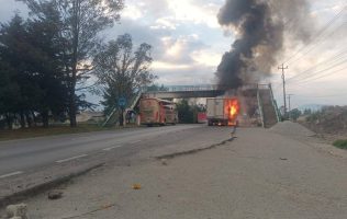 Paraliza incendio de tráiler la autopista Toluca-Atlacomulco