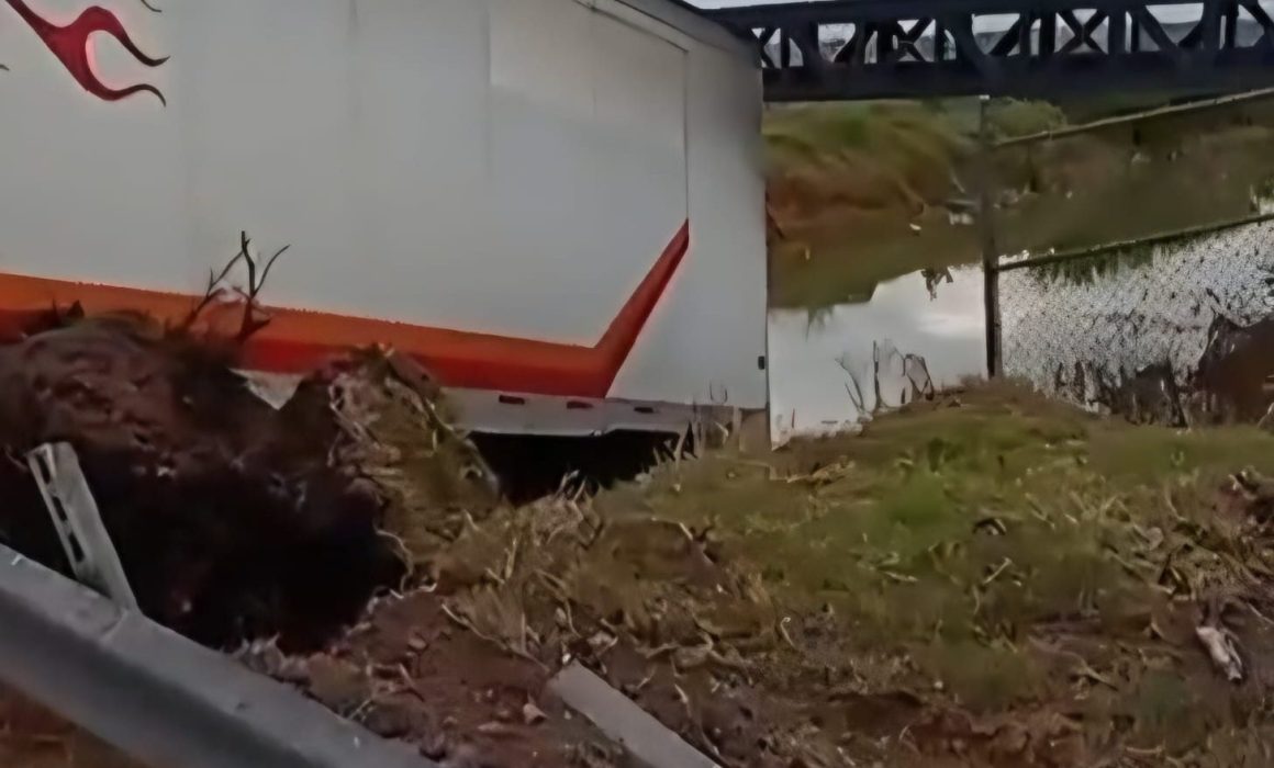 Pierde control trailero y se sale de la Peñón–Texcoco