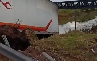 Pierde control trailero y se sale de la Peñón–Texcoco
