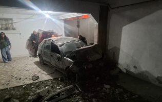 Pierde control y se impacta contra vivienda en Tecámac