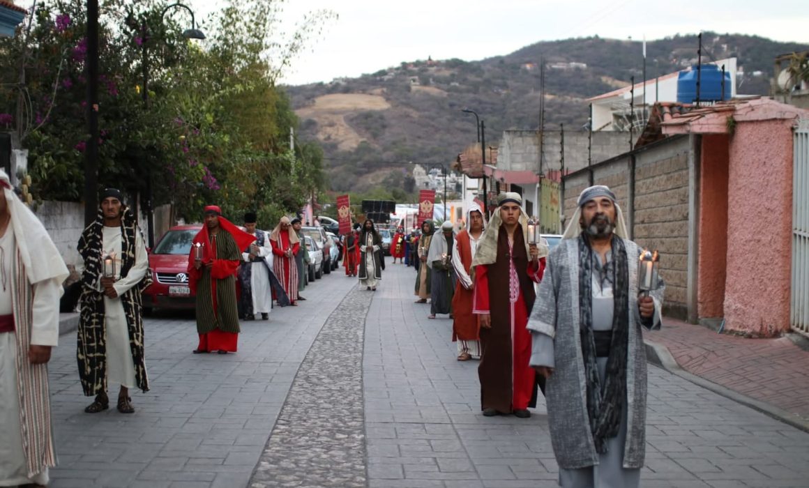 Realizan Viacrucis meditado en Ixtapan de la Sal por Semana Santa