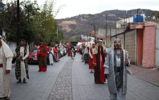 Realizan Viacrucis meditado en Ixtapan de la Sal por Semana Santa