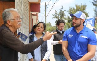 Recorre Anuar Azar Ecatepec y acerca apoyos a familias