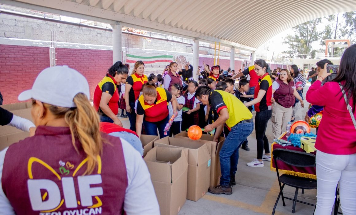 Regalan sonrisas DIF Teoloyucan y DHL con juguetes por Día del Niño