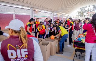 Regalan sonrisas DIF Teoloyucan y DHL con juguetes por Día del Niño