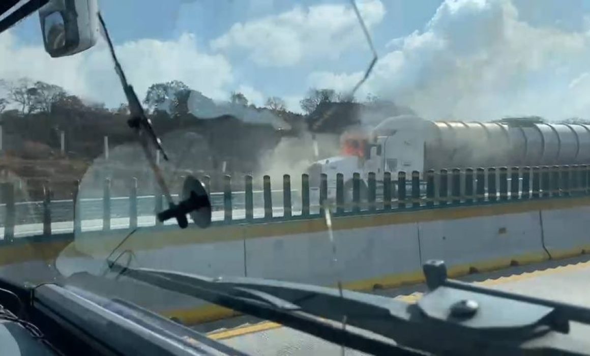 Reportan incendio de pipa con combustible en la Ixtapaluca