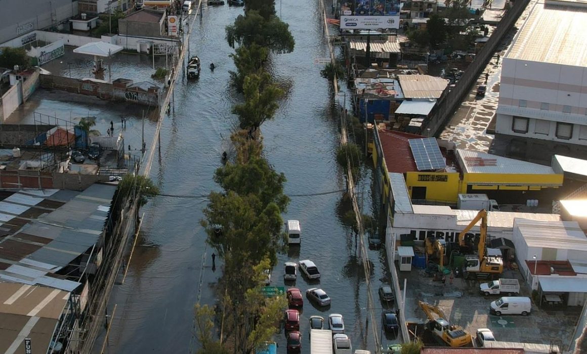 Reportan inundaciones en Tultitlán y caos vial en López Portillo